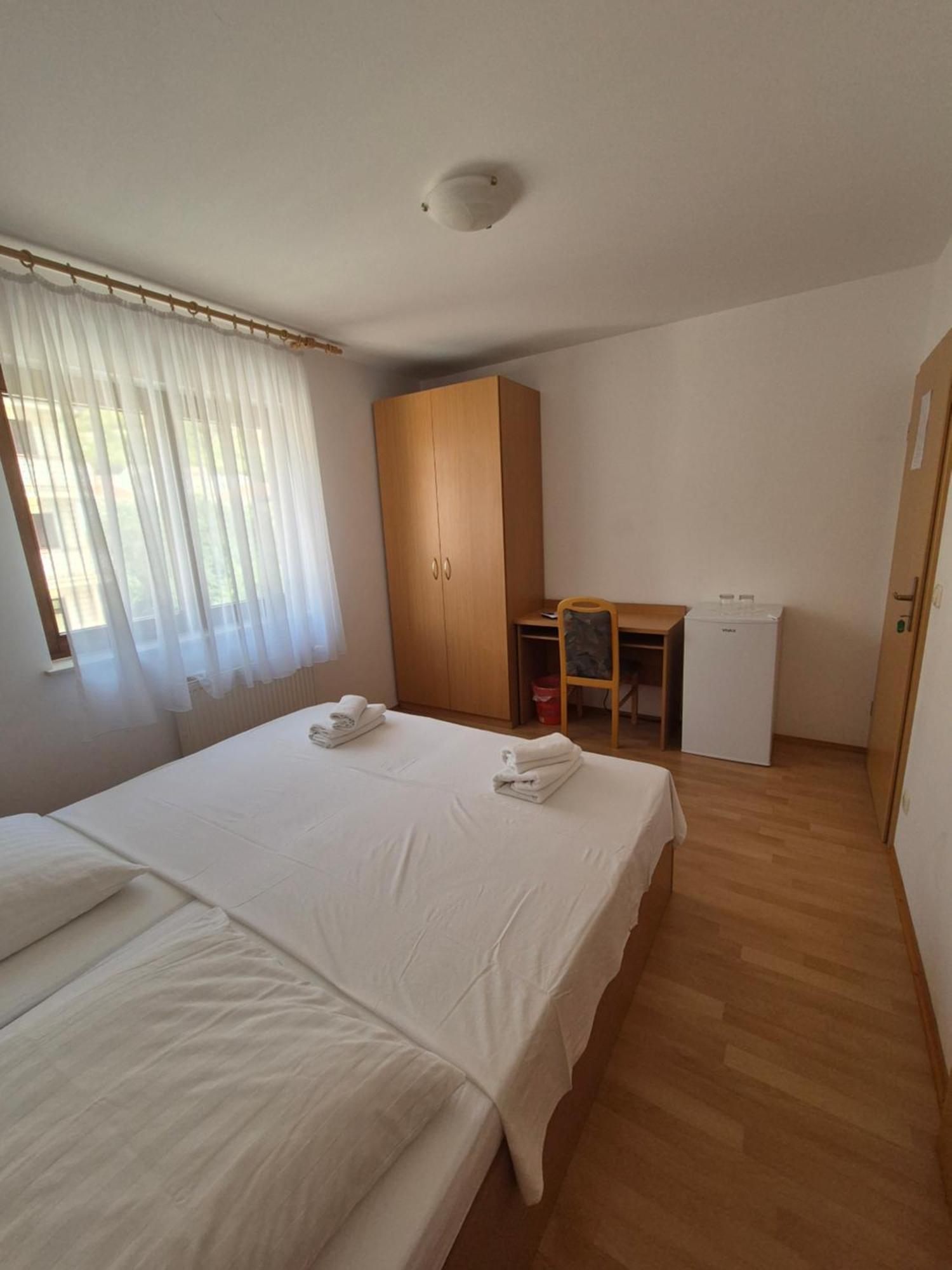 Apartments And Rooms Mamic Dugi Rat Εξωτερικό φωτογραφία