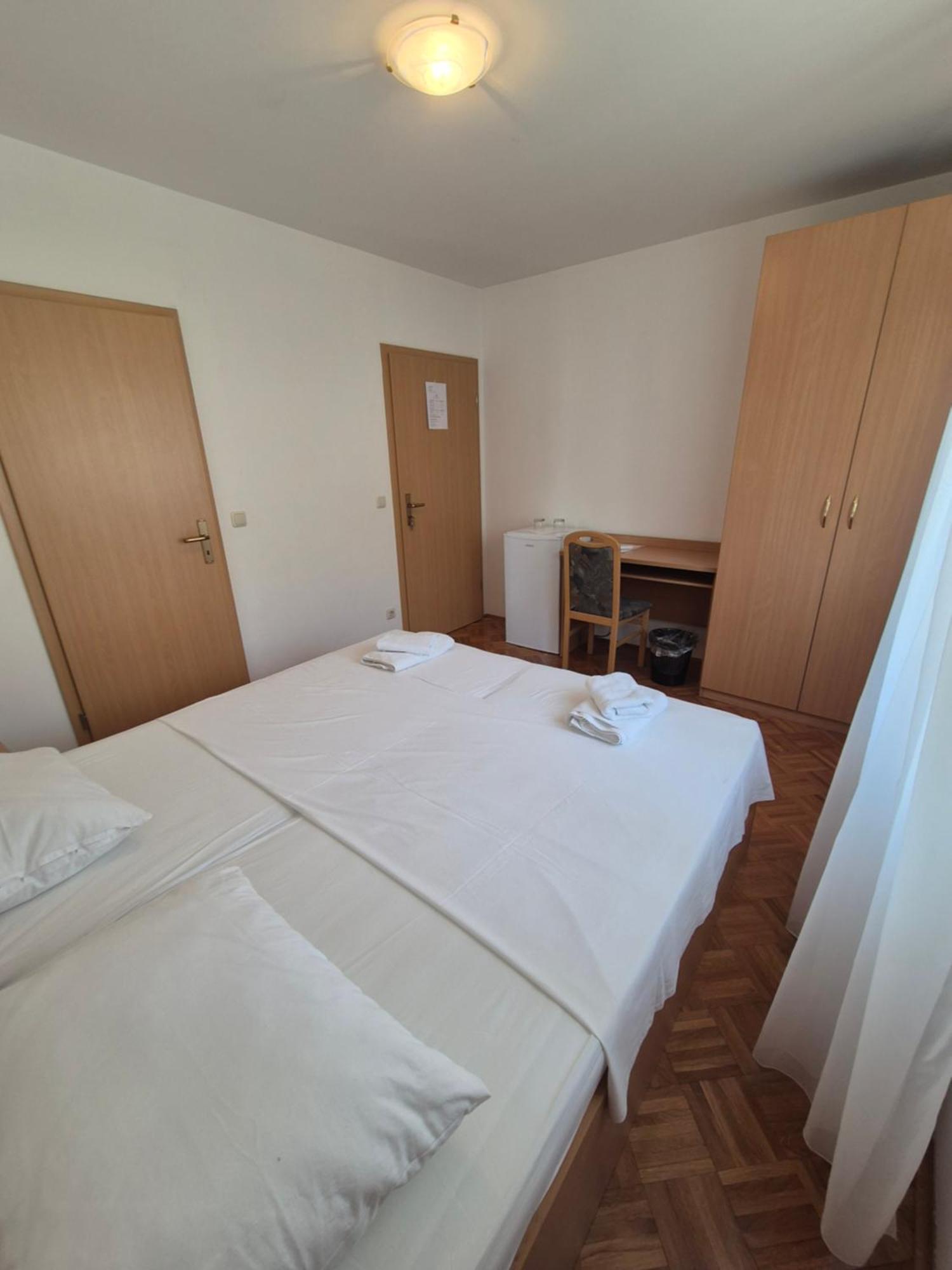 Apartments And Rooms Mamic Dugi Rat Εξωτερικό φωτογραφία
