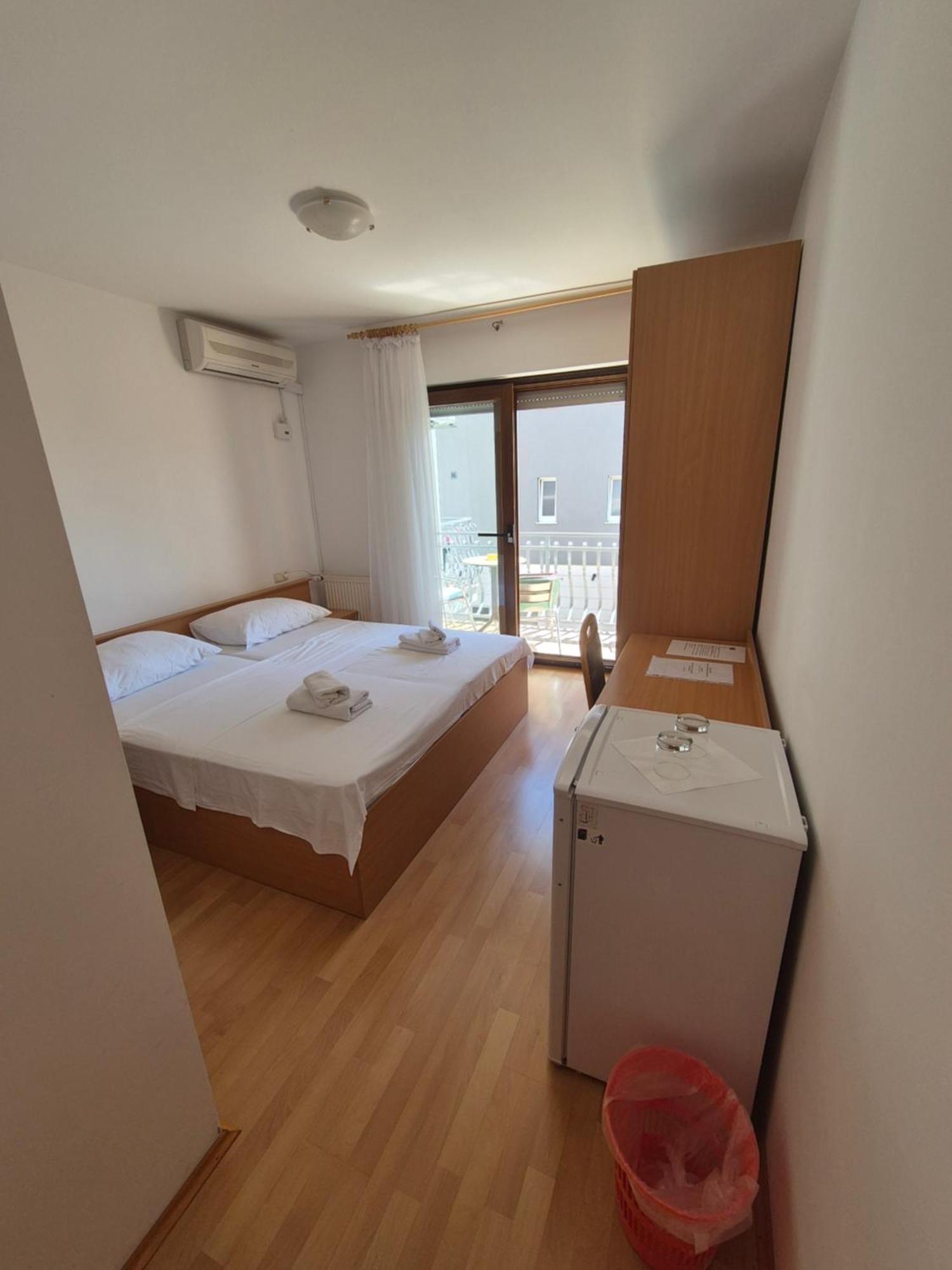 Apartments And Rooms Mamic Dugi Rat Εξωτερικό φωτογραφία