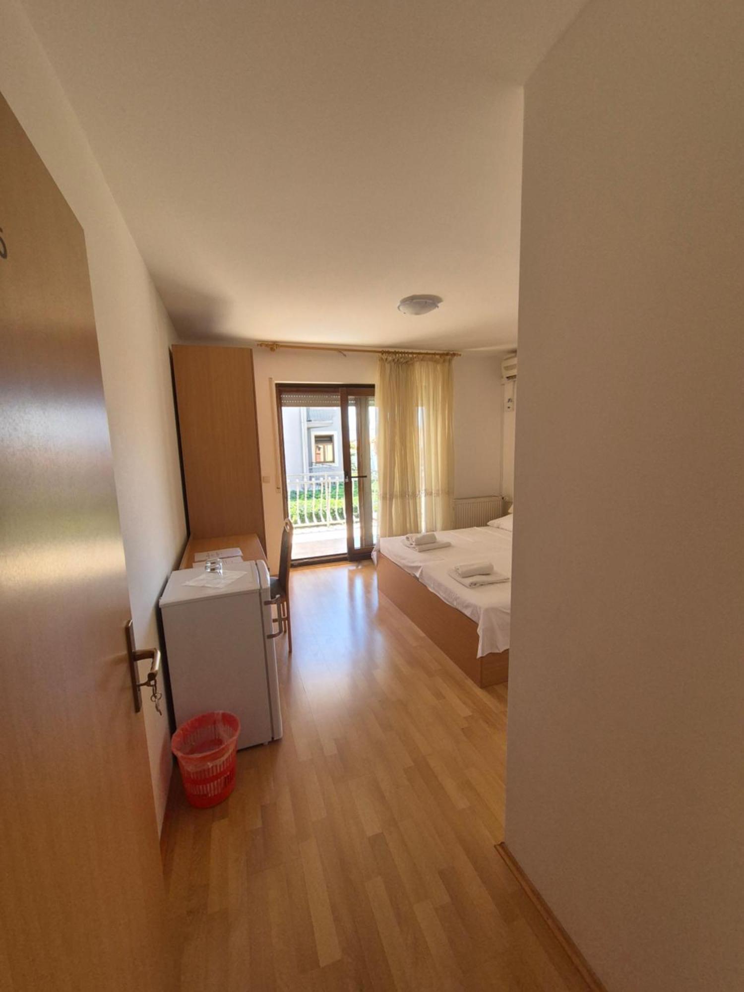 Apartments And Rooms Mamic Dugi Rat Εξωτερικό φωτογραφία