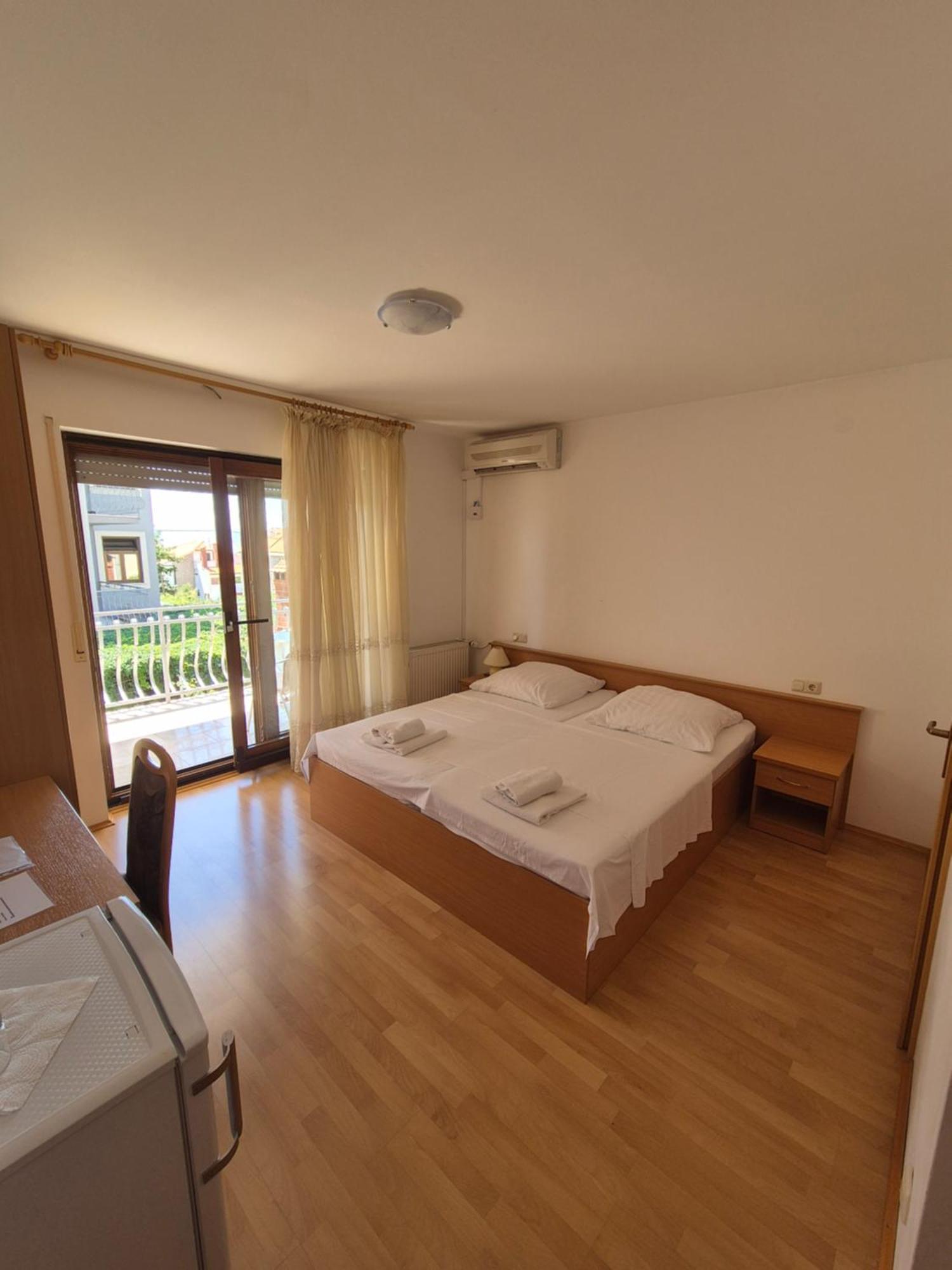 Apartments And Rooms Mamic Dugi Rat Εξωτερικό φωτογραφία