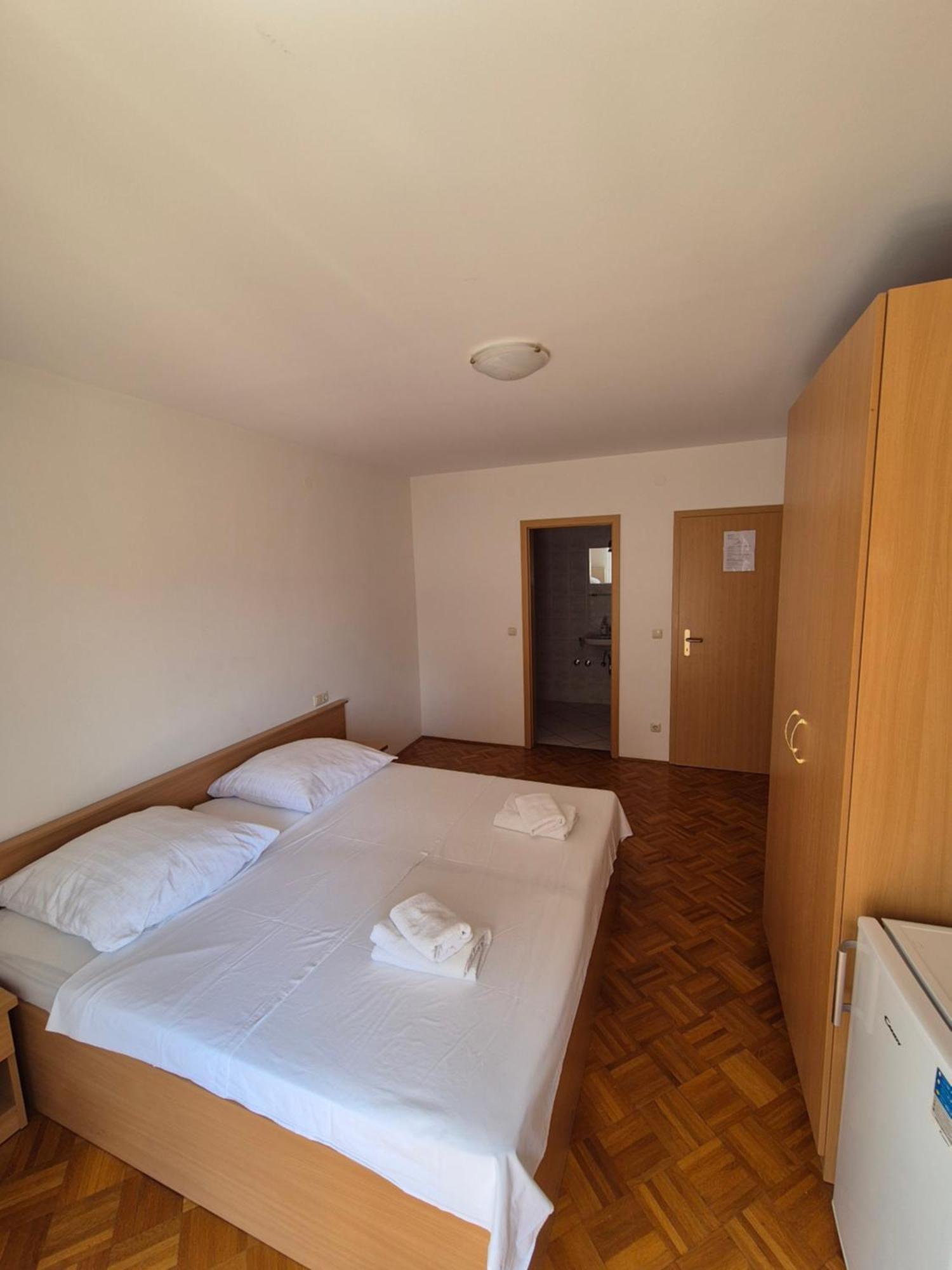 Apartments And Rooms Mamic Dugi Rat Εξωτερικό φωτογραφία