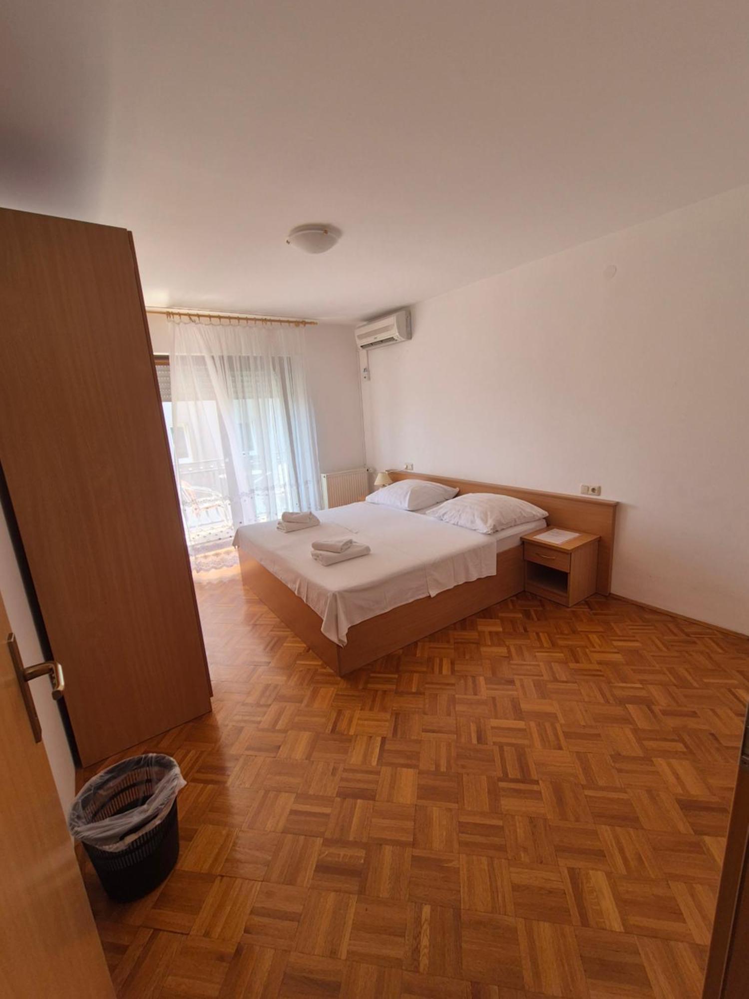 Apartments And Rooms Mamic Dugi Rat Εξωτερικό φωτογραφία