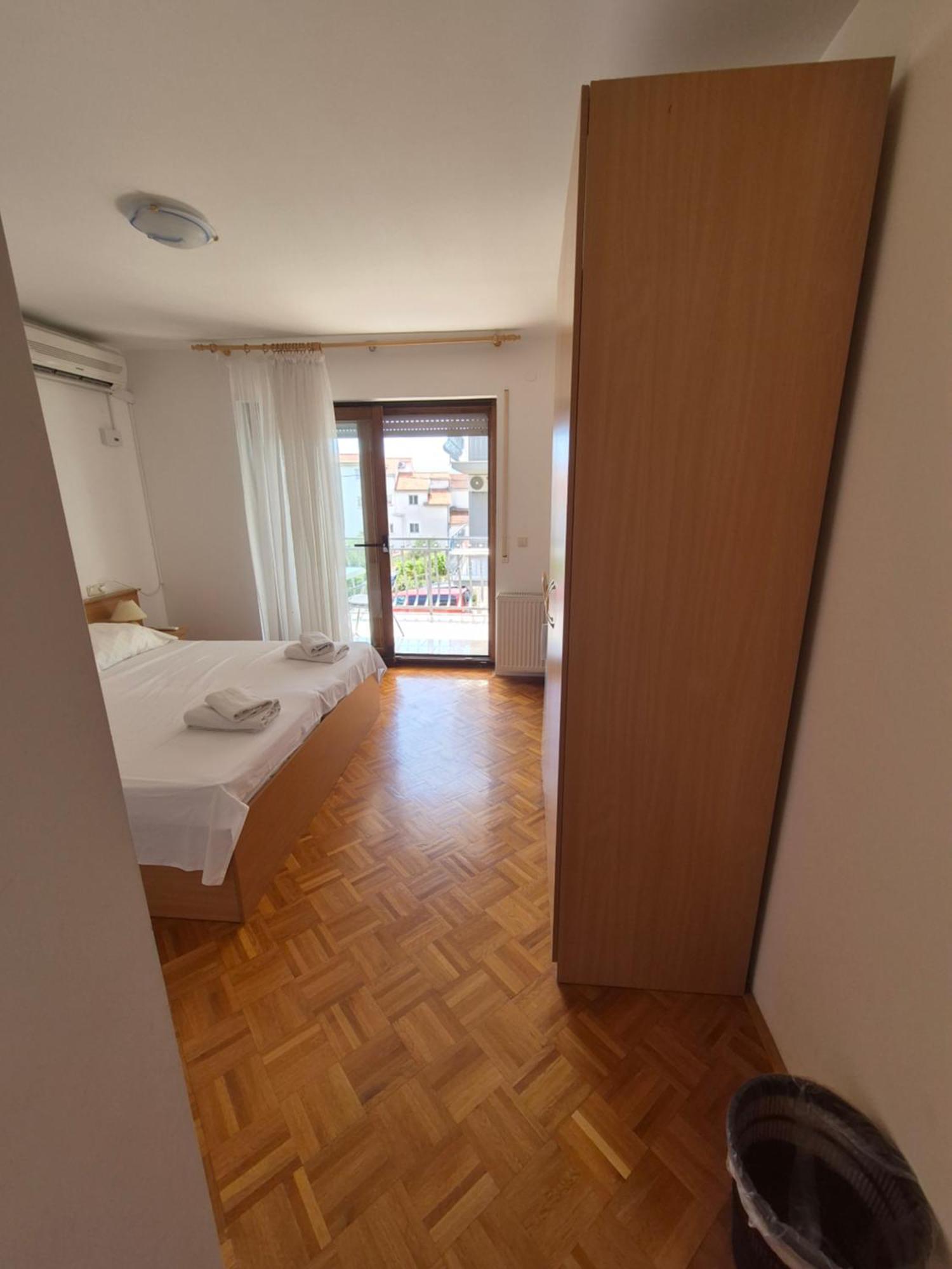 Apartments And Rooms Mamic Dugi Rat Εξωτερικό φωτογραφία