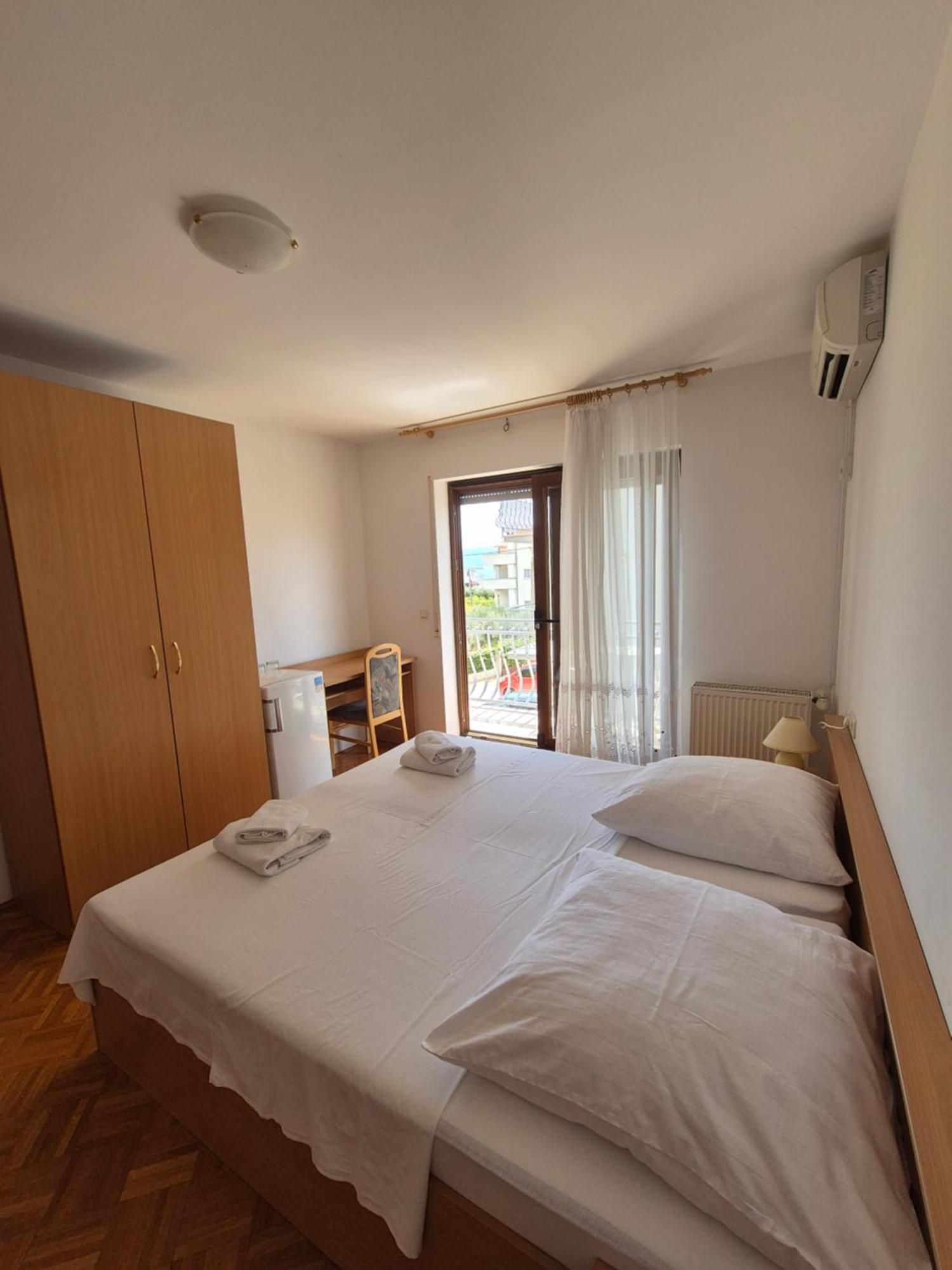 Apartments And Rooms Mamic Dugi Rat Εξωτερικό φωτογραφία