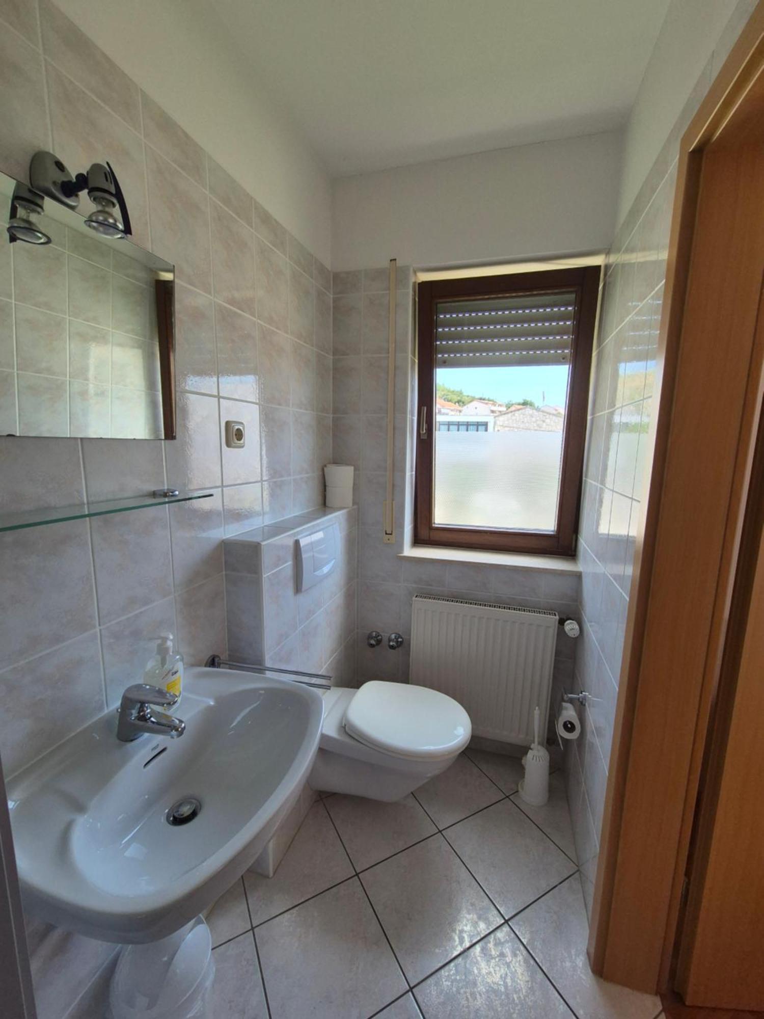 Apartments And Rooms Mamic Dugi Rat Εξωτερικό φωτογραφία