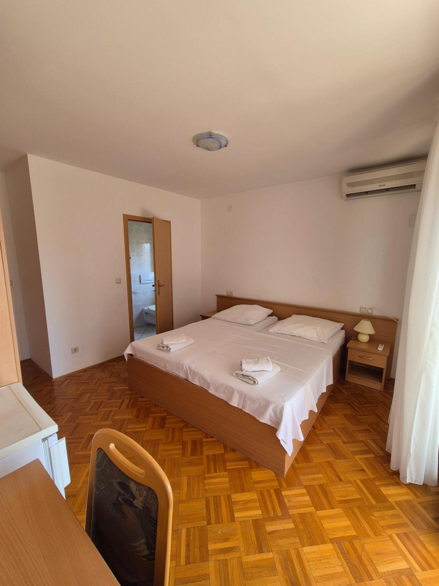 Apartments And Rooms Mamic Dugi Rat Εξωτερικό φωτογραφία