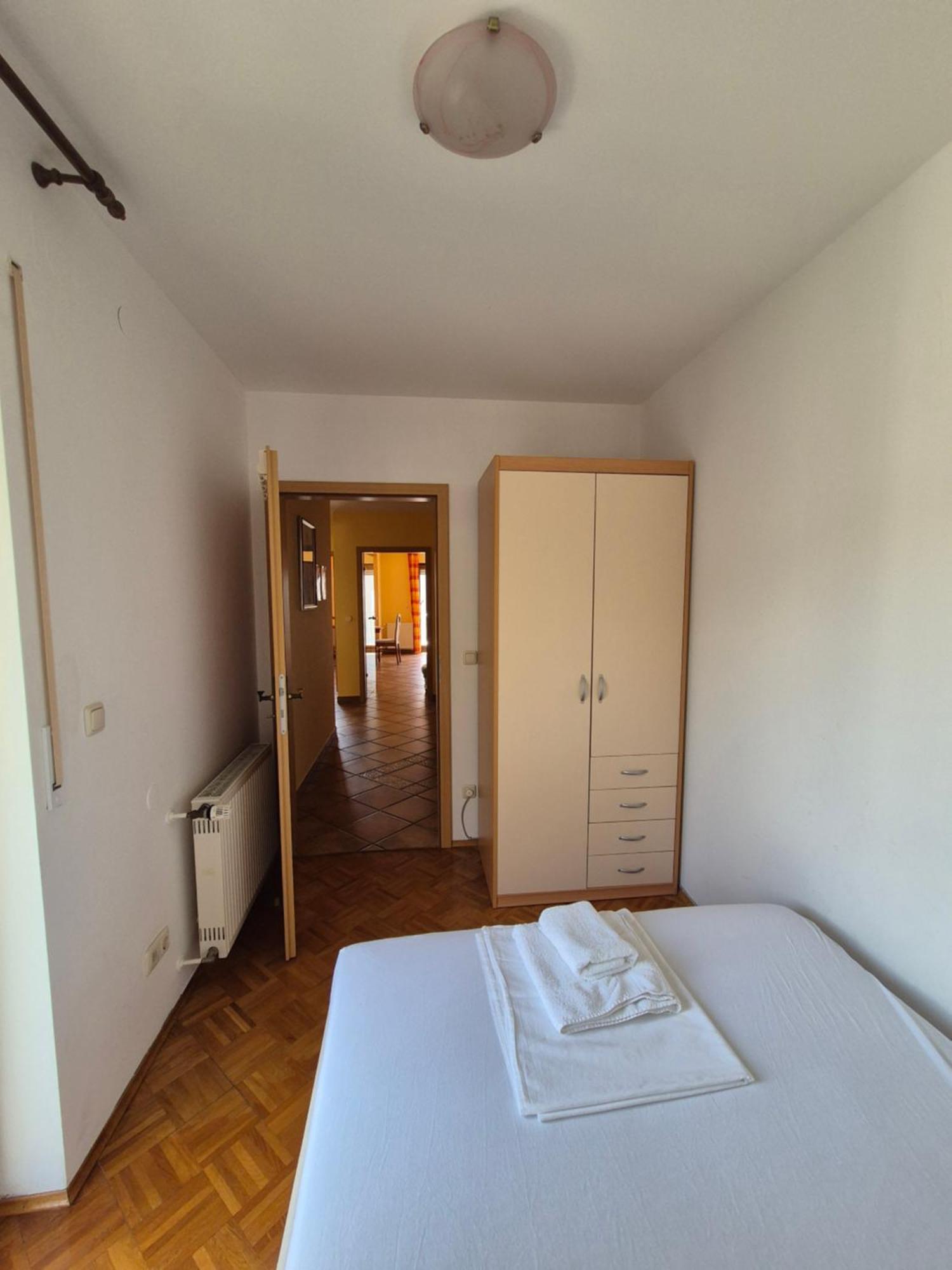 Apartments And Rooms Mamic Dugi Rat Εξωτερικό φωτογραφία