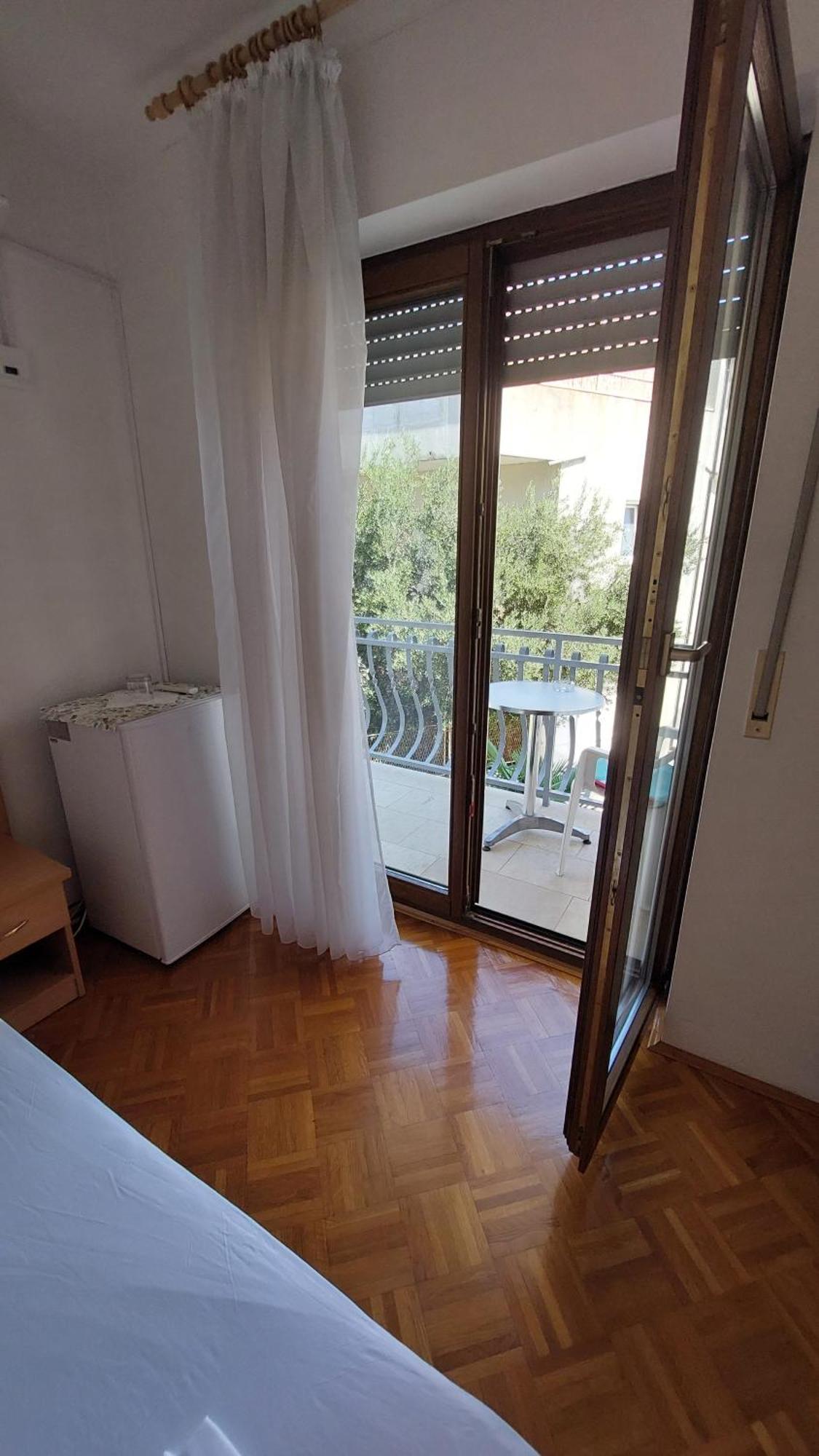 Apartments And Rooms Mamic Dugi Rat Εξωτερικό φωτογραφία