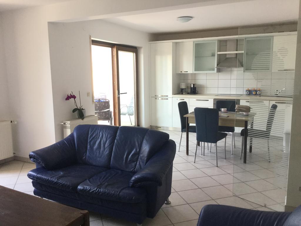 Apartments And Rooms Mamic Dugi Rat Εξωτερικό φωτογραφία
